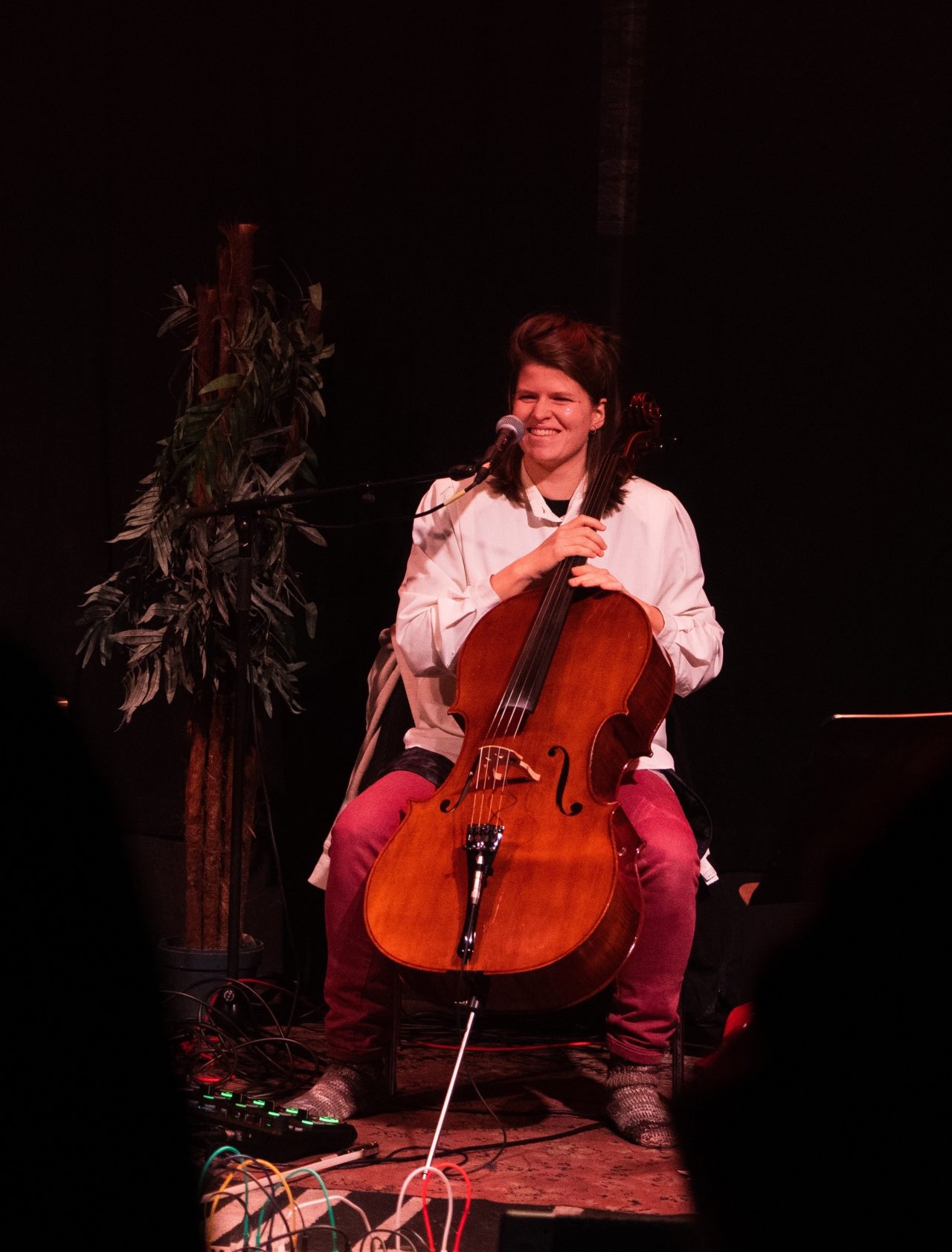 Mali Moha sitzt mit ihrem Cello auf der Bühne