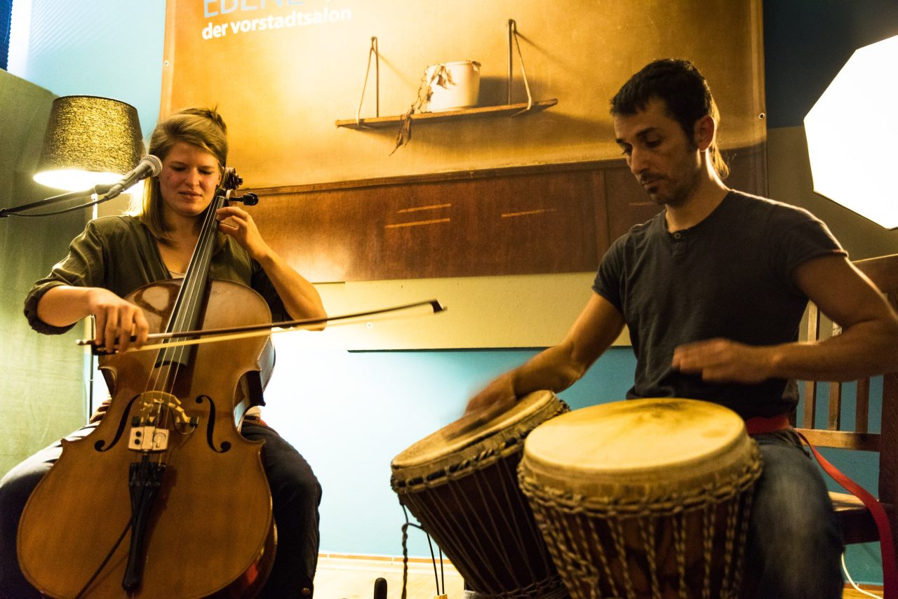 Auftritt mit Loop Station, Gesang, Cello und Djembe