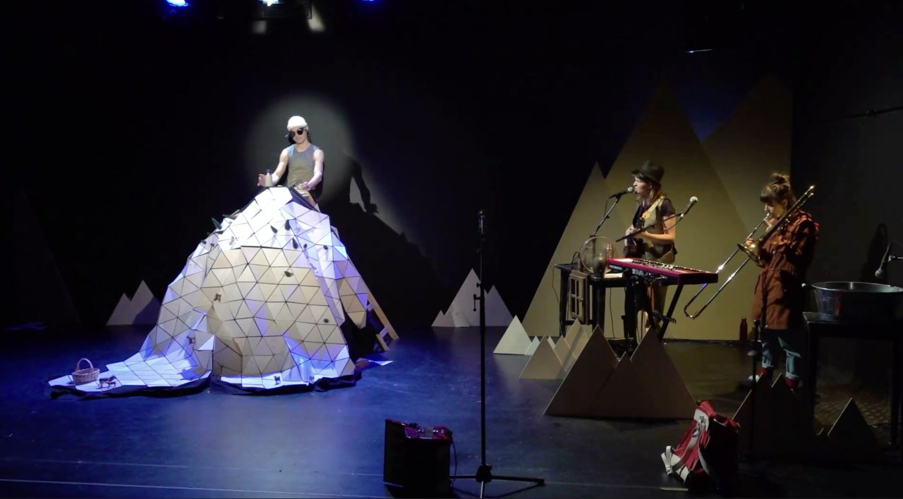 Szene aus der Kindertheaterproduktion „Geh Weg, Herr Berg!“